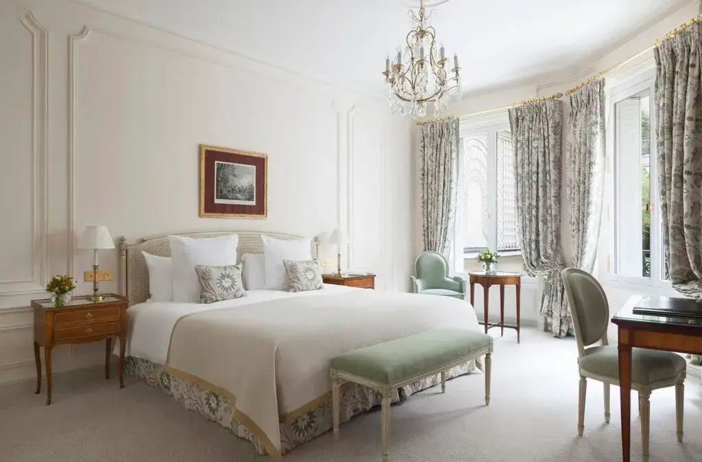Helles Deluxe Doppelzimmer mit Kronleuchter und eleganter Einrichtung