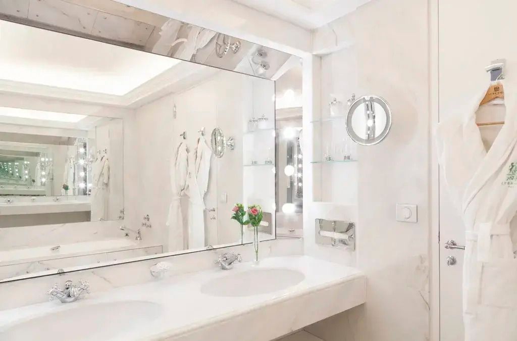Luxuriöses Badezimmer mit großem Spiegel und Doppelwaschbecken