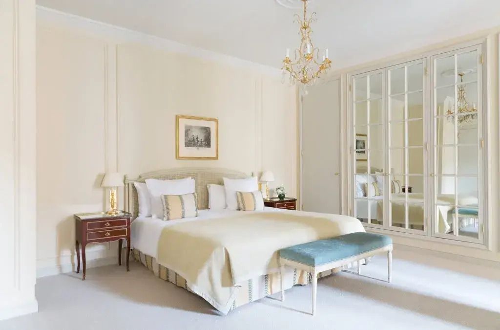 Elegantes Schlafzimmer mit Doppelbett, Spiegel und Kronleuchter in der Junior-Suite.