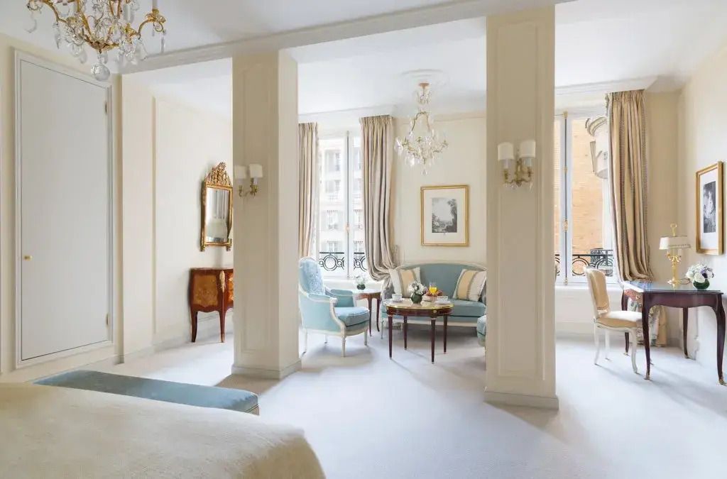 Elegantes Wohnzimmer der Junior-Suite mit Sofas, Tisch und Wandspiegel.