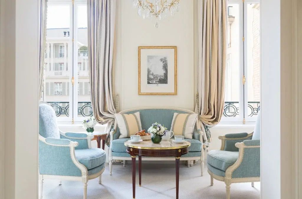 Luxuriöse Sitzecke mit blauen Sesseln, Sofa und eleganter Dekoration.