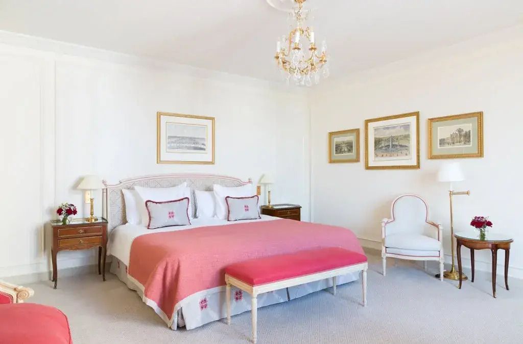 Elegantes Schlafzimmer mit Doppelbett und Kronleuchter in der Penthouse Suite