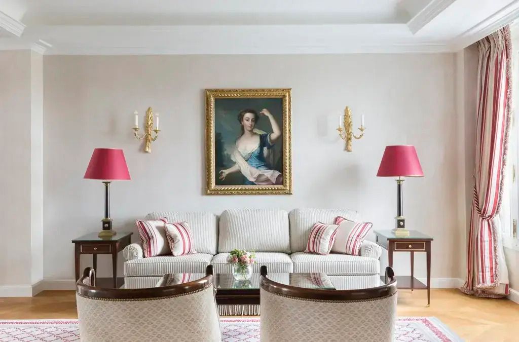 Stilvolles Wohnzimmer mit klassischem Gemälde und bequemen Sofas