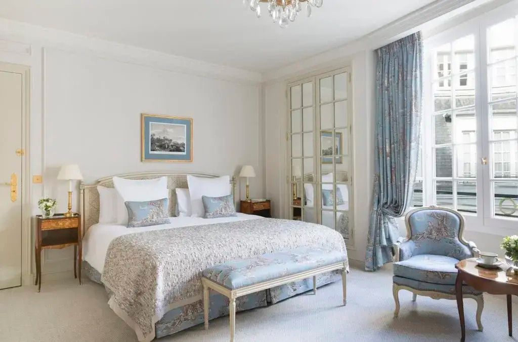 Elegantes Doppelzimmer mit großem Bett, Spiegeln und klassischer Dekoration