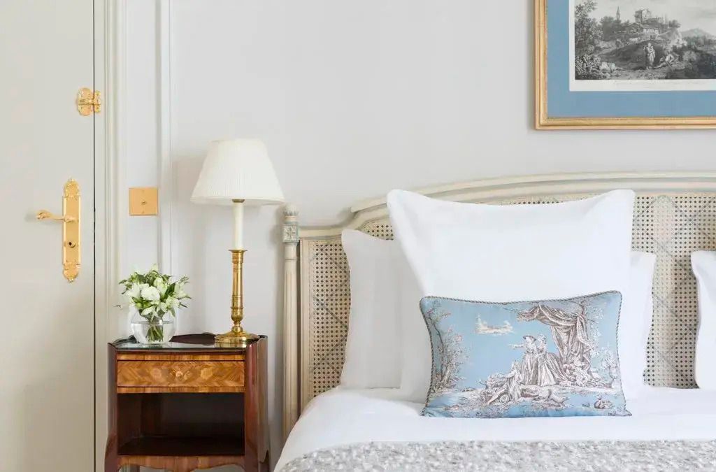 Detail eines Bettes mit eleganten Kissen und Nachttisch mit Lampe