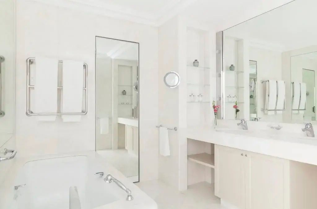 Helles, modernes Badezimmer mit großem Spiegel und Badewanne