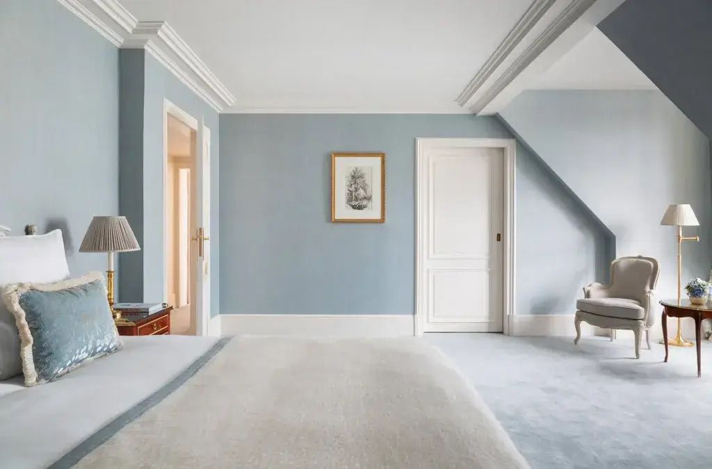 Elegantes Honeymoon-Zimmer mit hellblauen Wänden und stilvollem Mobiliar