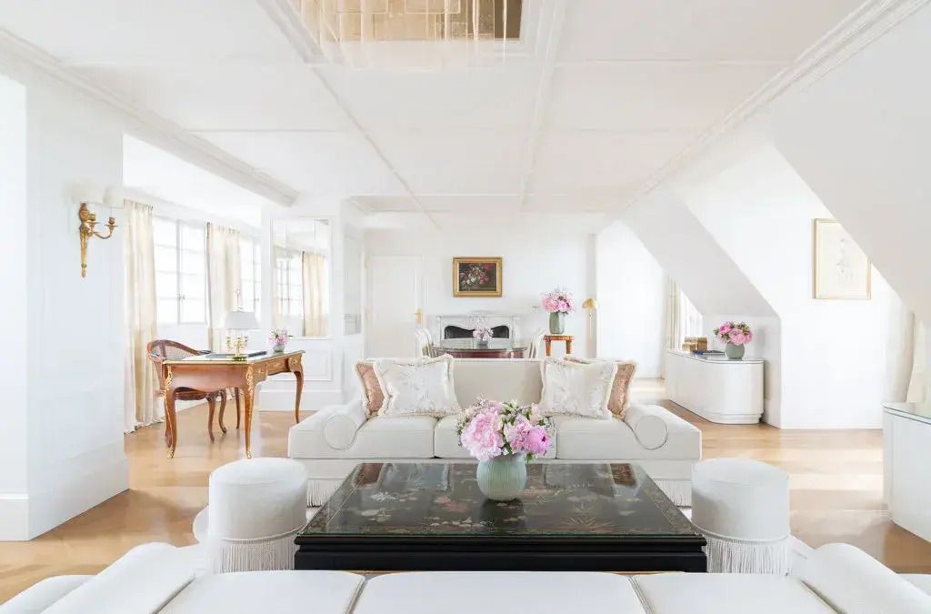 Heller Wohnbereich mit luxuriösen Möbeln und freien Fenstern