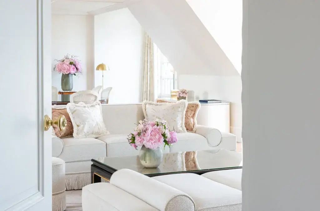 Elegantes Wohnzimmer mit Sofas und Blumenarrangements