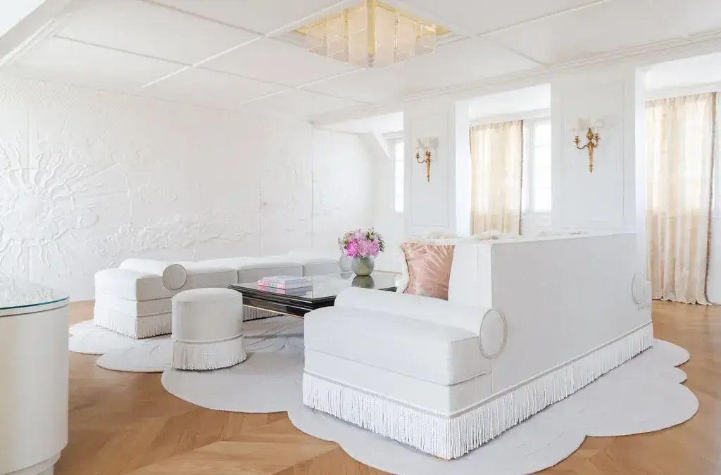 Weißes, luxuriöses Sofa-Set in einem hellen Raum