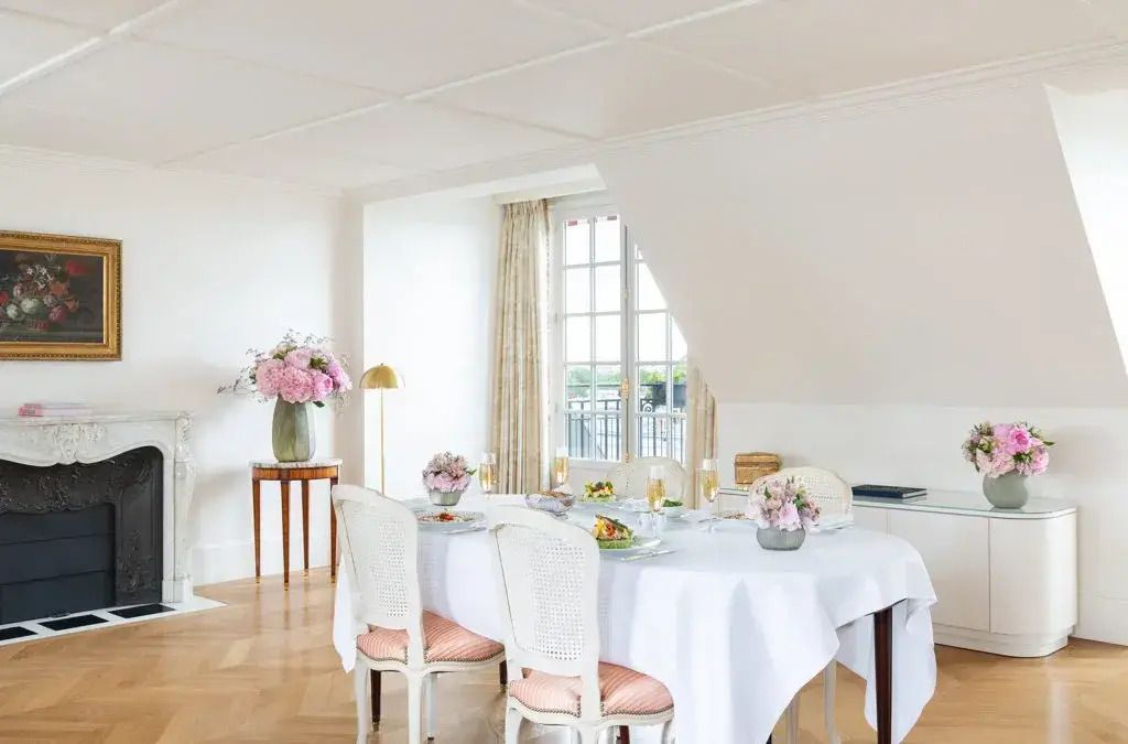 Eleganter Essbereich mit gedecktem Tisch und Blumendekoration