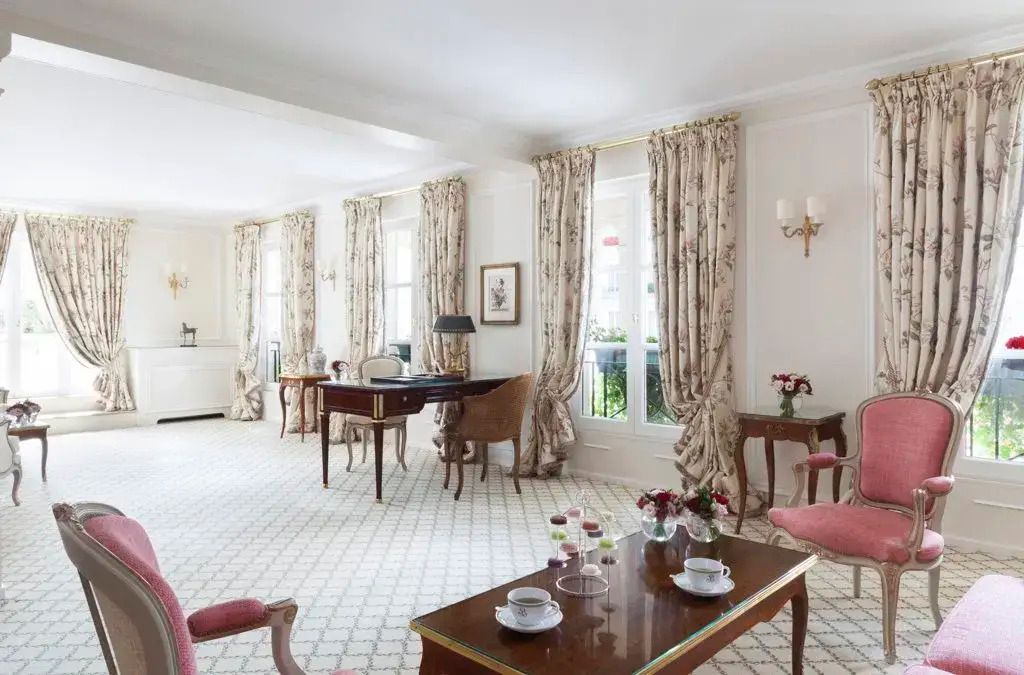 Heller Wohnbereich der Suite mit Schreibtisch und eleganter Raumgestaltung im Hotel Le Bristol Paris.