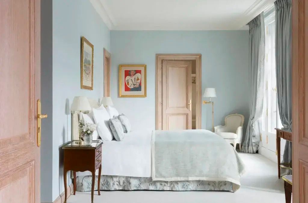 Elegante Suite mit Doppelbett, helle Wände, kunstvolle Bilder, klassisches Design