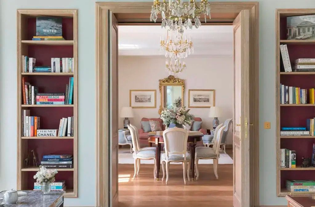 Blick ins Esszimmer durch geöffnete Doppeltür mit Kronleuchter, elegant möbliert