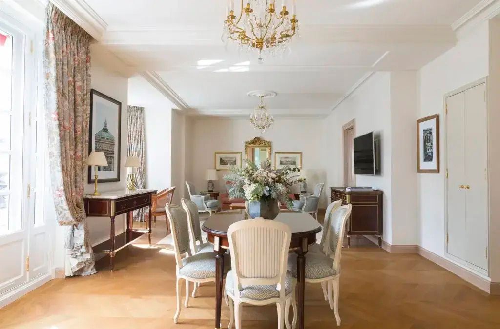 Großer Essbereich mit Tisch und Stühlen, Kronleuchter an der Decke, stilvoll dekoriert