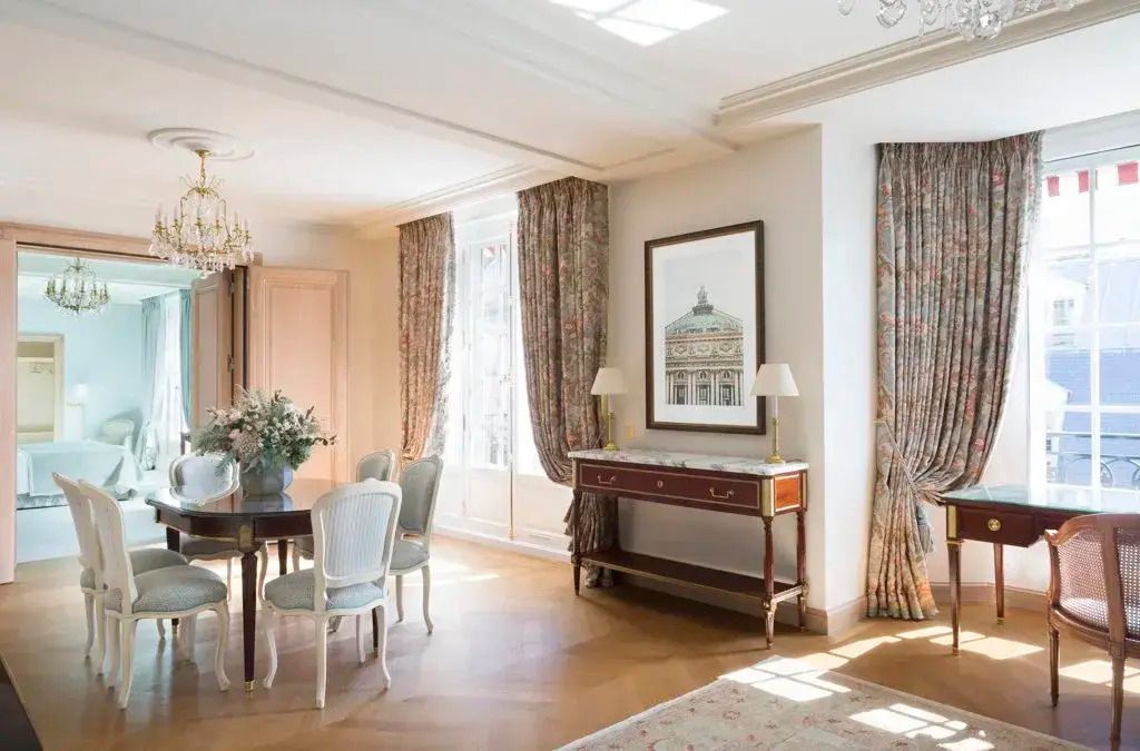 Heller Wohnbereich mit eleganten Vorhängen, Möbeln und Kunstwerk, luxuriös dekoriert