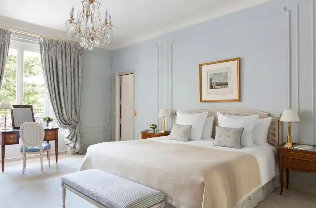 Geräumiges Schlafzimmer der Magnolia Suite mit Doppelbett und edlem Kronleuchter