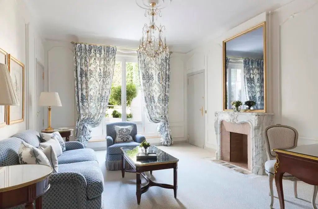 Heller Wohnbereich in der Magnolia Suite mit Kamin und prächtigem Spiegel