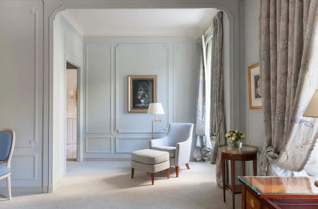 Eleganter Lese- und Entspannungsbereich mit Sessel und Seitentisch in der Suite
