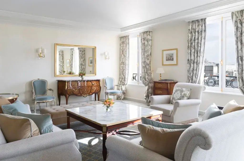 Eleganter Salon mit geschmackvoller Einrichtung und klassischem Dekor.