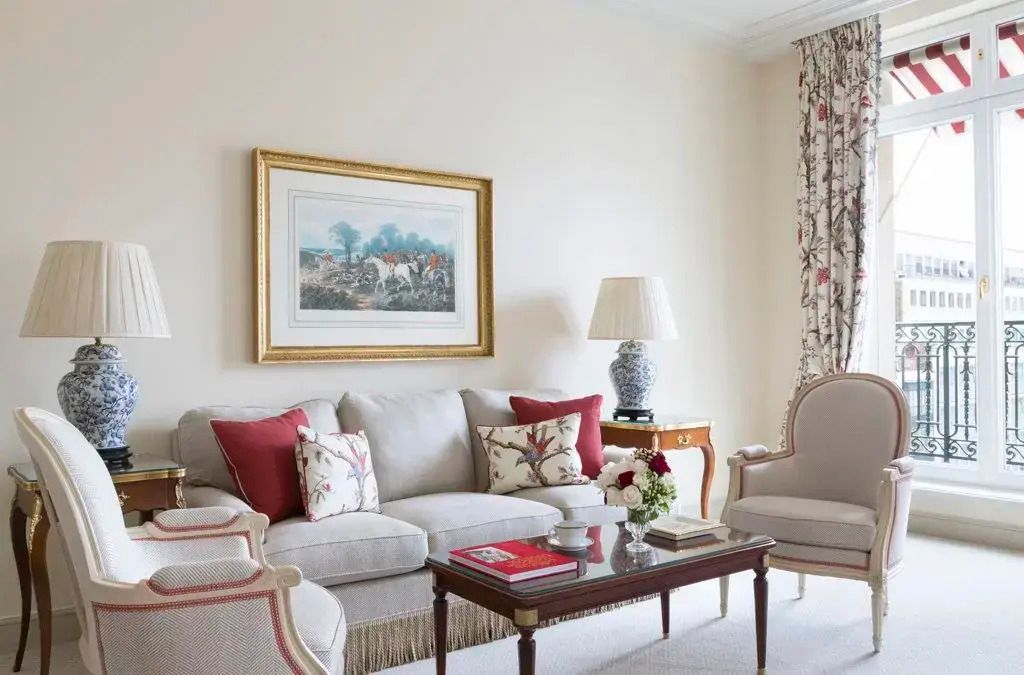 Luxuriöses Wohnzimmer mit stilvoller Couch und klassischem Kunstwerk an der Wand.