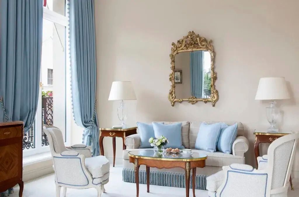 Sitzgruppe in der Suite mit klassisch dekoriertem Spiegel und eleganten Möbeln