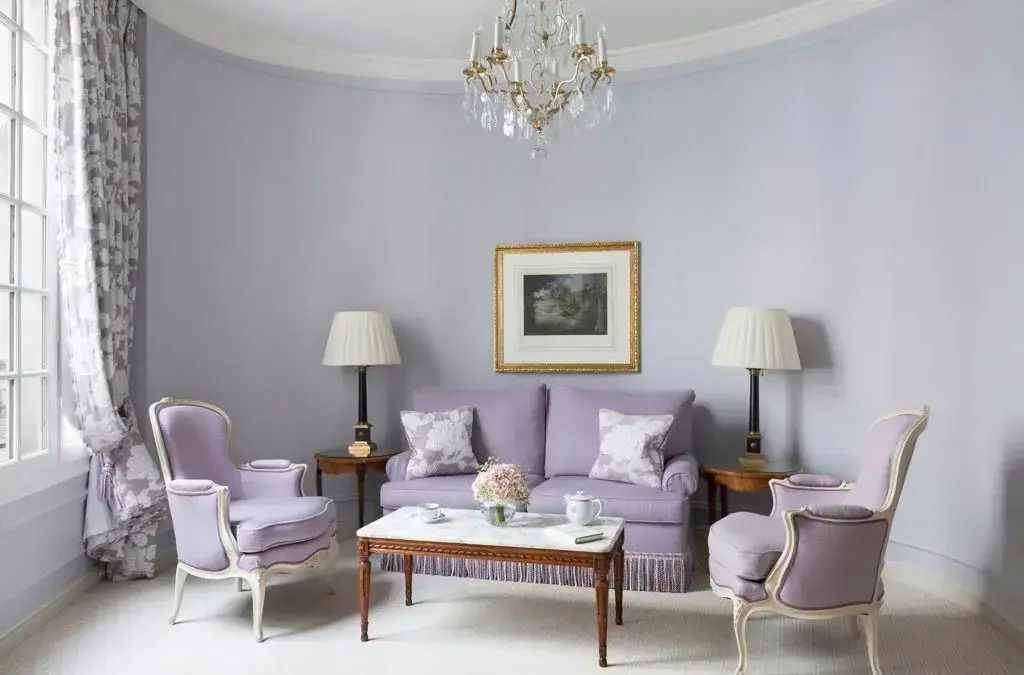 Stilvoll eingerichtetes Wohnzimmer mit Sofa und Sesseln im Hotel