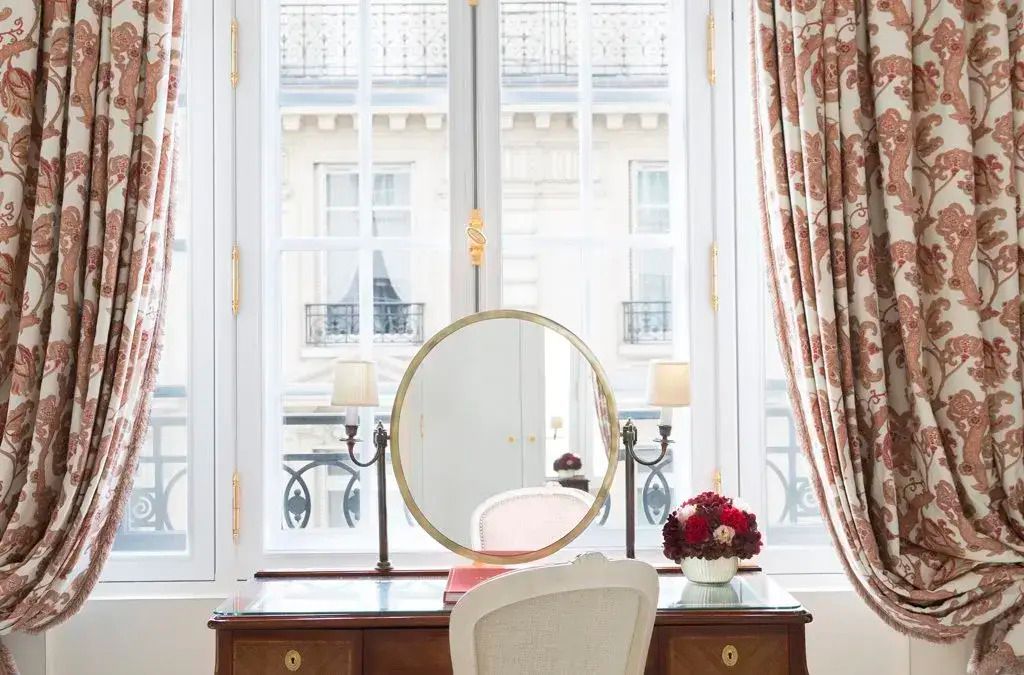 Schminktisch mit rundem Spiegel und Blumendekor in der Prestige Suite des Hotel Le Bristol Paris.