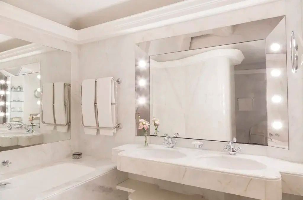Marmorbadezimmer mit doppeltem Waschtisch und eleganten Details im Hotel Le Bristol Paris.