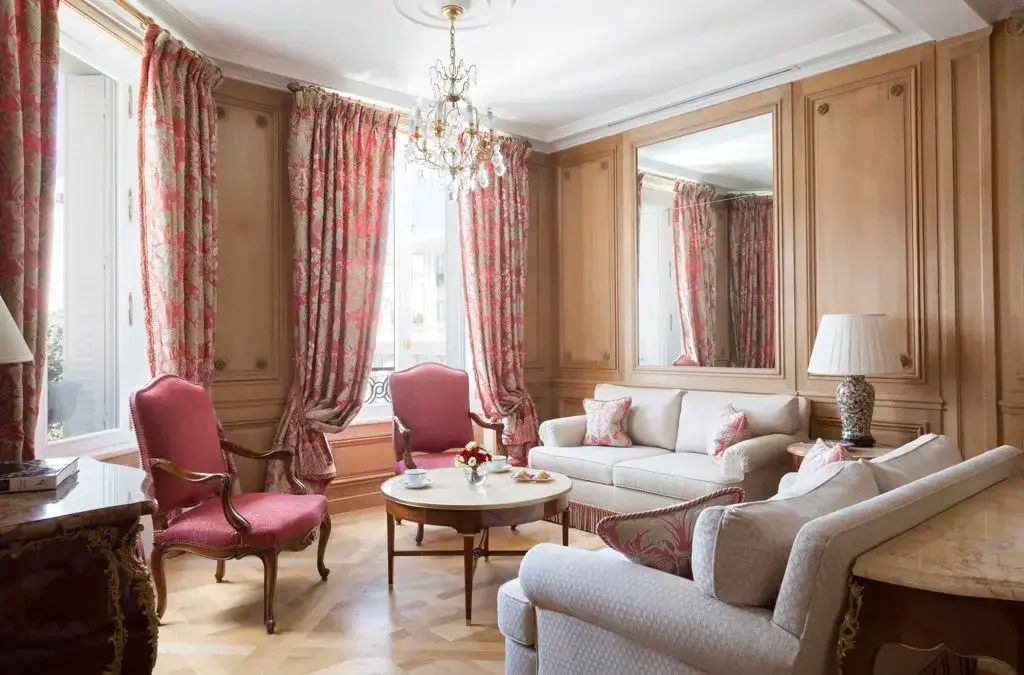 Luxuriöser Wohnraum mit einem großen Spiegel und stilvollen Möbeln.