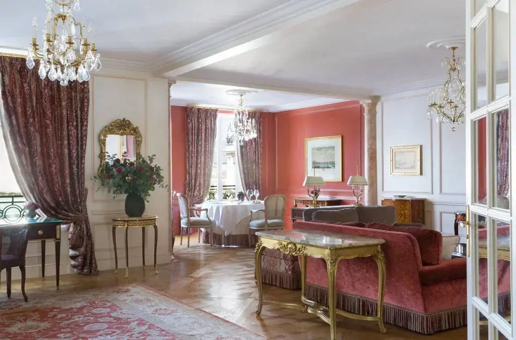 Opulentes Wohnzimmer mit eleganten Möbeln und Verzierungen.