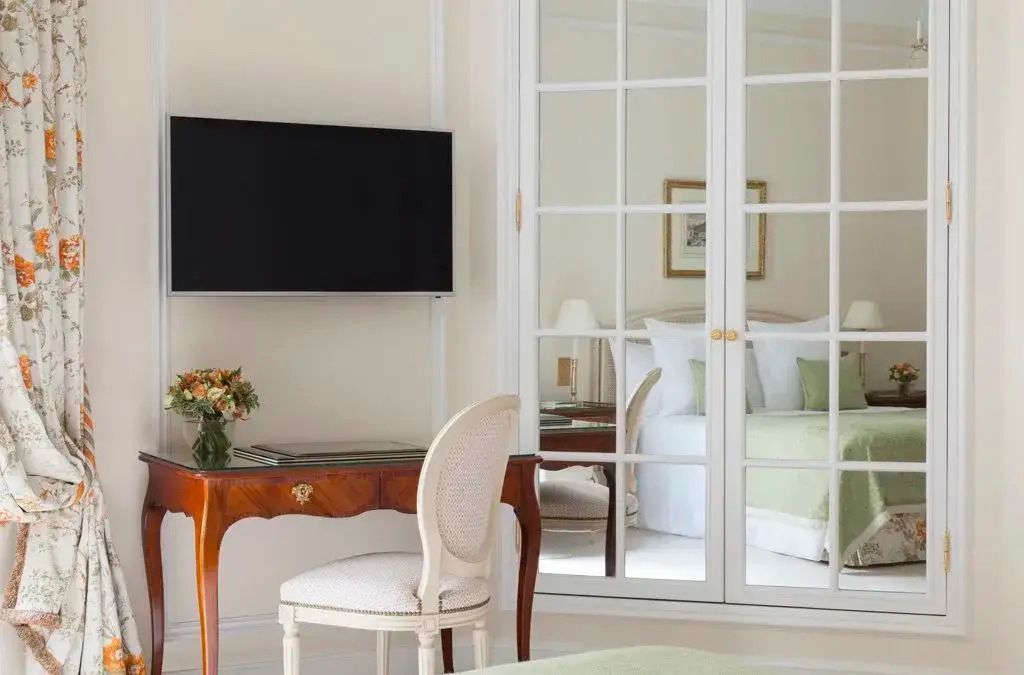 Zimmeransicht mit Schreibtisch und Spiegel-Schrank im Superior Einzel Zimmer