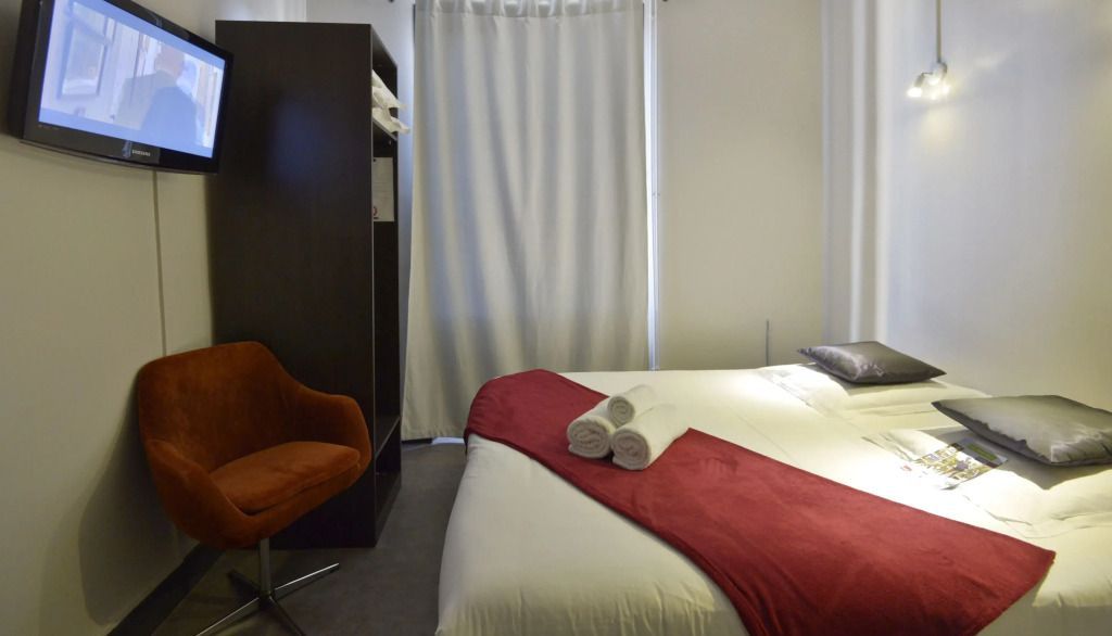 Modernes Standard Doppelzimmer mit einem bequemen Doppelbett und roter Decke