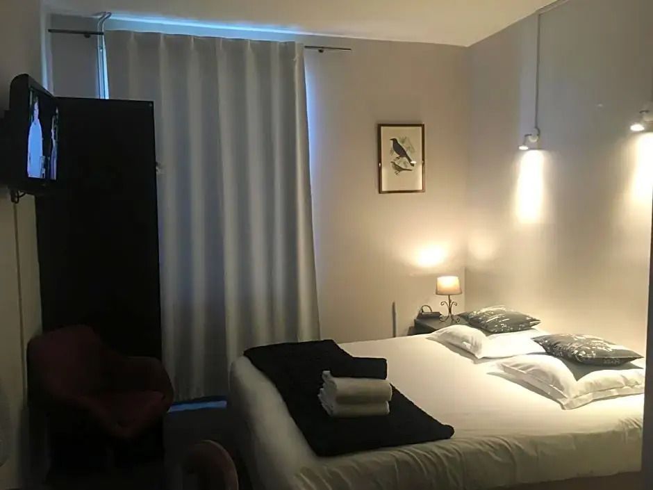 Gemütliches Doppelzimmer mit weicher Beleuchtung und elegantem Dekor