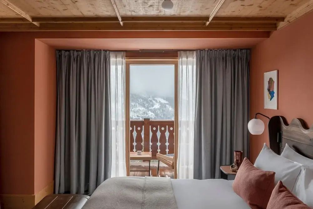 Schlafzimmer mit großen Fenstern und Bergblick