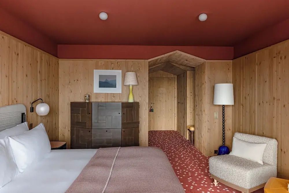 Gemütliches Schlafzimmer mit Holzelementen und roten Akzenten