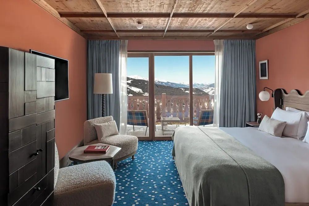Luxuriöses Zimmer mit Aussicht auf schneebedeckte Berge