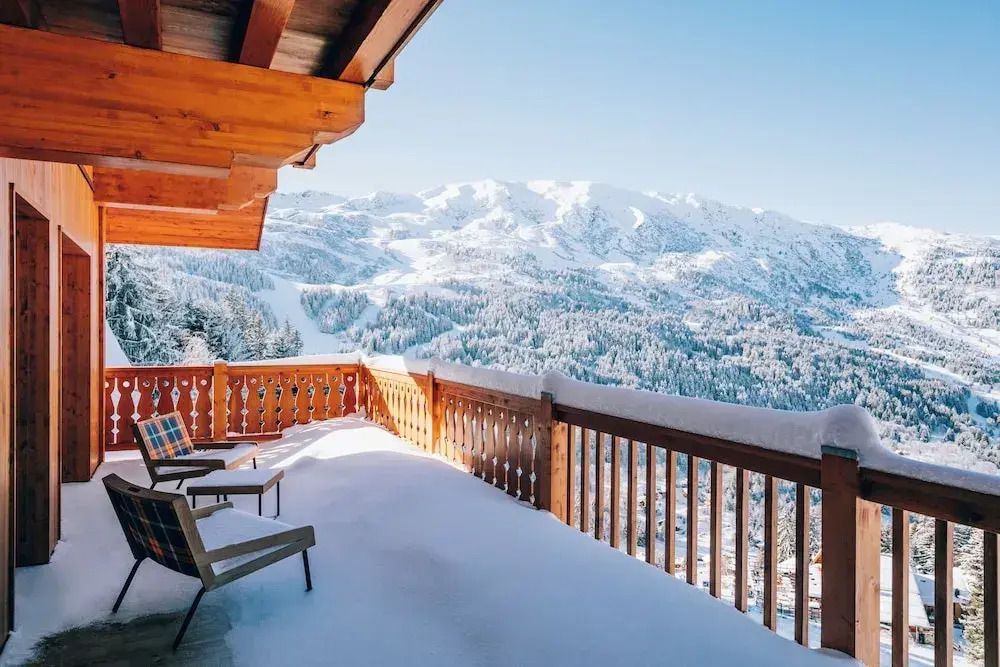 Verschneite Berglandschaft mit Balkon vom Hotel Le Coucou Méribel