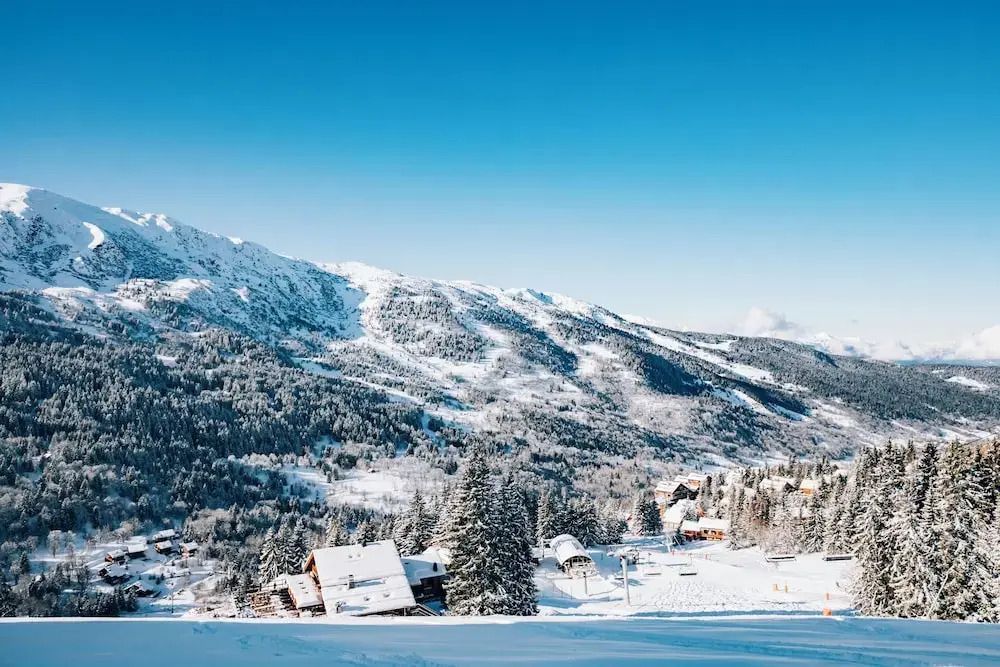 Verschneite Berglandschaft mit klarem blauen Himmel in Méribel