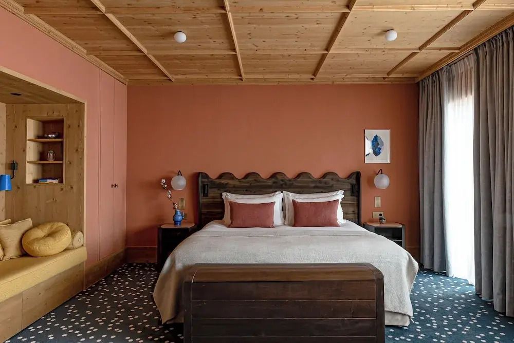 Rustikale Schlafzimmerästhetik mit Holzwänden und gemütlichem Doppelbett