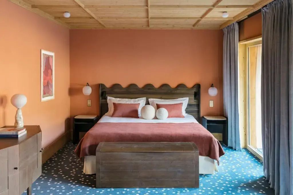 Doppelbett mit Holzrahmen und stilvollem Interieur im Prestige Zimmer des Hotels