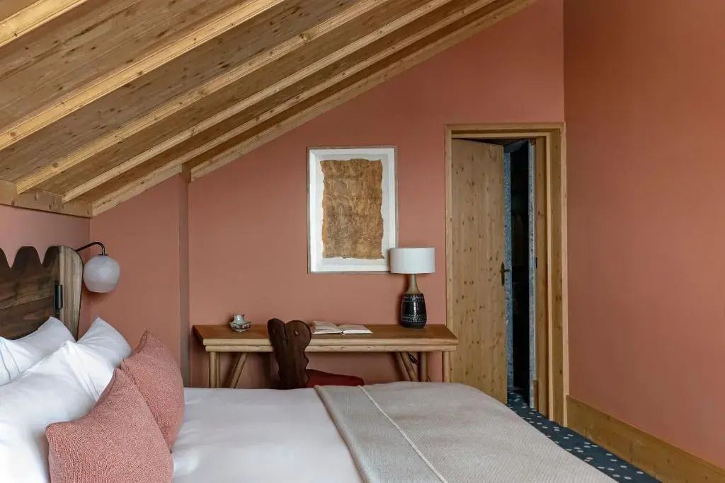Schreibtisch und dekorative Details im stilvollen Hotelzimmer