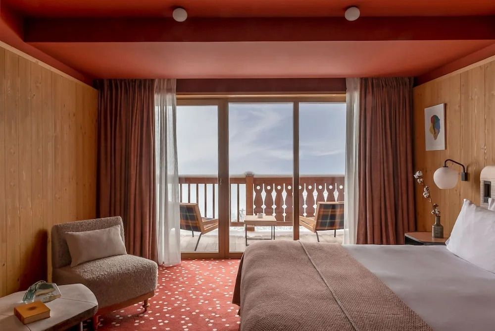 Zimmer mit Balkon und Panoramafenstern im Hotel Le Coucou Méribel