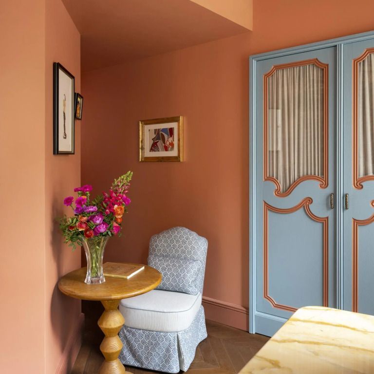 Gemütliche Ecke mit Stuhl, Beistelltisch und Blumen im Deluxe Doppelzimmer