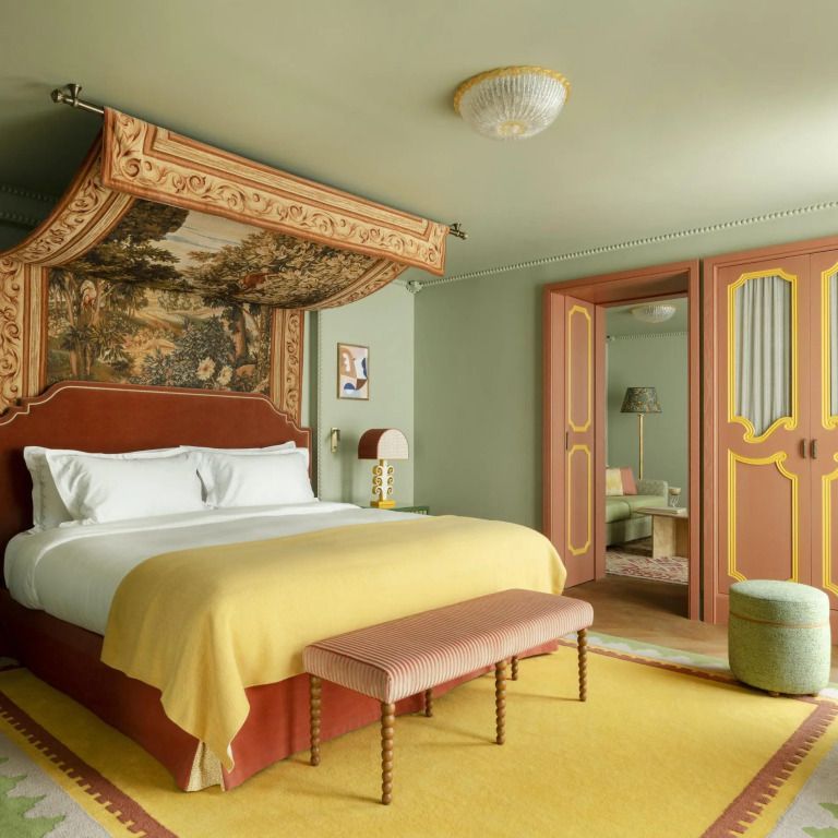 Elegantes Schlafzimmer der Mazarin Suite mit Himmelbett und stilvollem Dekor.