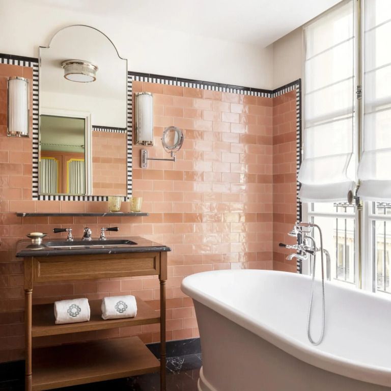 Luxuriöses Badezimmer mit freistehender Badewanne und eleganten Fliesen.