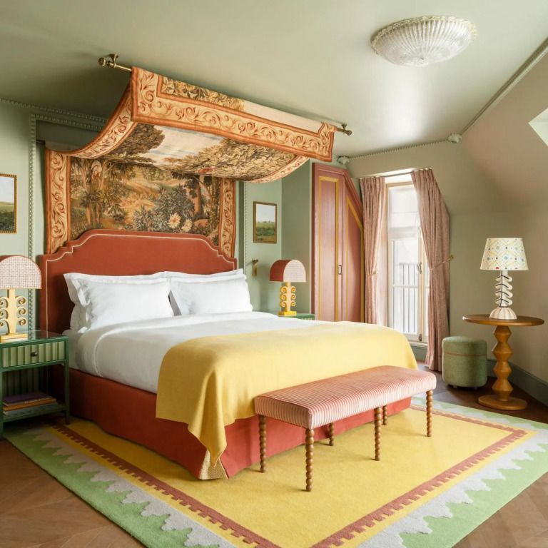 Elegantes Zimmer mit Himmelbett und pastellfarbenem Interieur