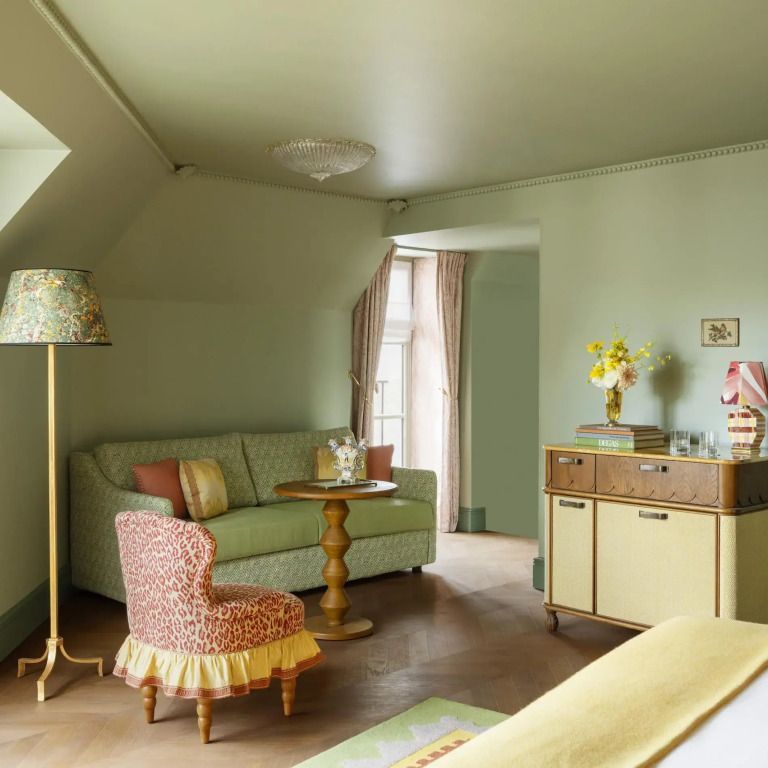 Wohnbereich mit Sofa und eleganten Möbeln in einer Suite