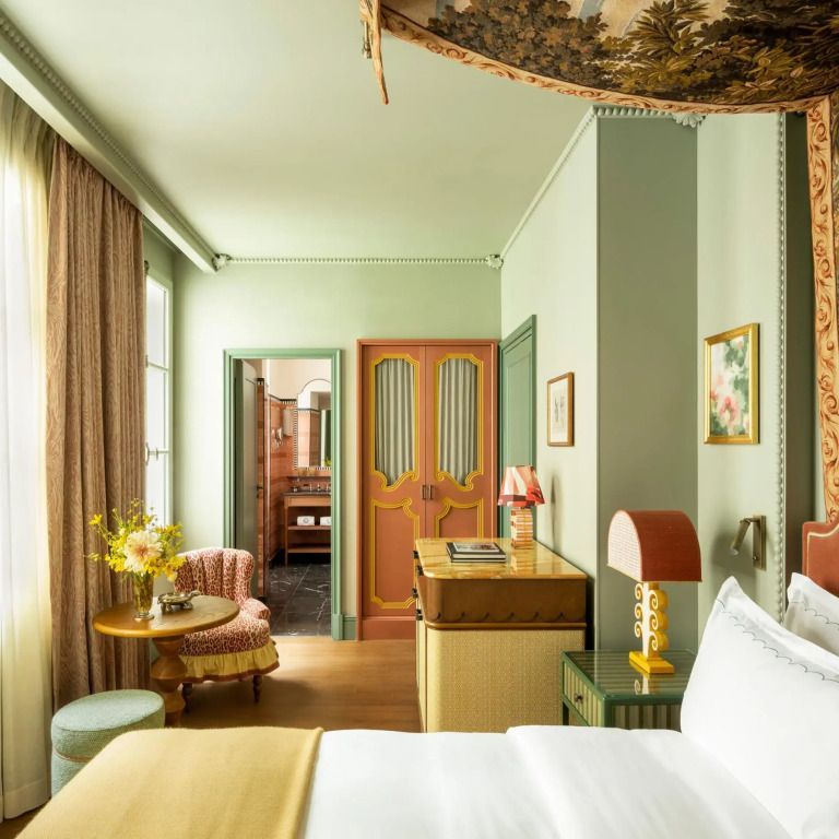 Elegantes Hotelzimmer mit traditionellem Dekor und stilvollem Mobiliar