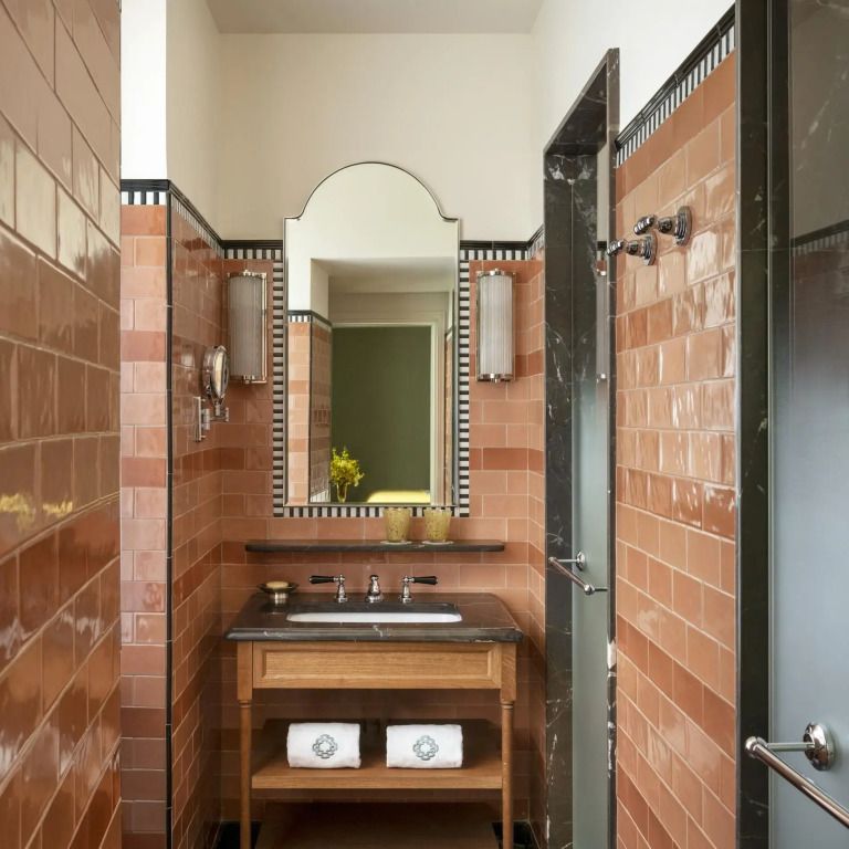 Komfortables Badezimmer mit Waschbecken und stilvollen Wandfliesen